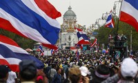 泰国：示威者围堵执政党总部