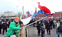 乌克兰东部多个省市民众举行游行示威要求举行公投