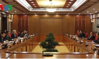 越共中央政治局讨论十届七中全会关于农业、农民、农村问题决议落实情况