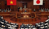 张晋创主席在日本国会众议院发表演讲并同安倍晋三举行会谈