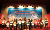 越南国家副主席阮氏缘向贫困儿童颁发助学金