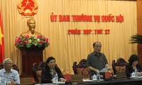 越南国会常委会讨论革新教育课程和教科书