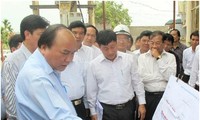 越南政府副总理阮春福考察胡志明公路施工进度