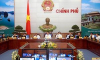 越南政府举行4月份工作例会