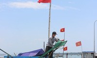 越南中部渔民继续出海捕捞