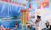 越南儿童与家乡海洋海岛