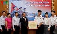 越南国家银库向执行海上任务力量赠送30亿越盾