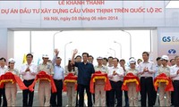 阮晋勇总理出席越南最长跨河大桥通车仪式