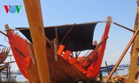协助渔民制造铁壳渔船更好地出海作业