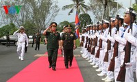 推动越柬军队全面合作