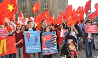 反对中国在越南海域非法设置钻井平台游行在墨西哥举行