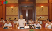 越共中央总书记阮富仲与中央理论委员会举行座谈