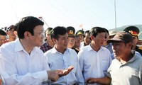 张晋创主席看望岘港渔民、渔业检查与海上警察力量