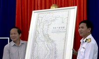 越南通讯传媒部向海军力量赠送《黄沙和长沙归属越南——历史依据》资料和地图