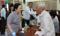 越南国家副主席阮氏缘向广治省政策优抚家庭赠送礼物