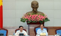 阮晋勇总理与中央经济部领导人举行工作会议
