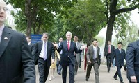 美国前总统克林顿访问越南