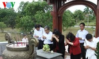 越南国会副主席阮氏金银在广治古城上香