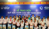 越南乳制品股份公司向广治省儿童赠送牛奶