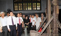 张晋创主席参观火炉监狱遗迹区并会见火炉监狱老政治犯