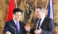 越南政府副总理兼外长范平明对捷克进行正式访问