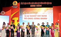胡志明市举行越南工会成立八十五周年纪念活动