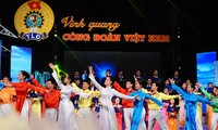 “光荣的越南工会”电视连线直播节目在河内举行