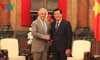 越南国家主席会见美国参议员鲍勃·科克