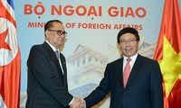 越南政府副总理兼外长范平明会见来访的朝鲜外务相李洙墉