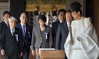 日本两名内阁成员参拜靖国神社