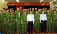 越南政府副总理阮春福祝贺人民公安传统日69周年