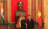 印度总统穆克吉圆满结束对越南的国事访问