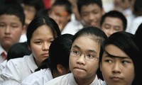  越南国会常委会向中小学教育课程和教科书革新提案的呈文提供意见
