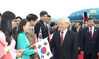  阮富仲总书记看望越南驻韩大使馆工作人员和旅韩越南人代表