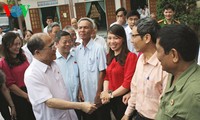 越南国会主席阮生雄与河静省锦川县选民进行接触
