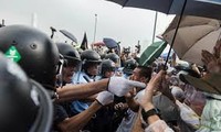 中国香港：示威者宣布撤离旺角区
