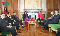 越南国会副主席丛氏放访问法国参议院