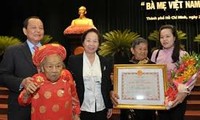 越南国家副主席阮氏缘出席兴安省“越南英雄母亲”称号授予仪式