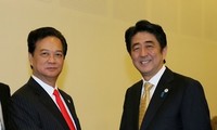 越南政府总理阮晋勇会见日本首相安倍晋三