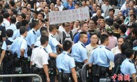 香港警方在旺角区拘捕8名示威者