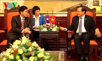 河内市委书记会见老挝首都万象高级代表团