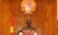 越南政府副总理阮春福会见老挝通讯社代表团