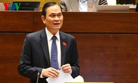 越南内务部长和交通运输部长接受国会代表质询