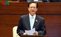 阮晋勇总理就公共债务和海洋海岛主权问题接受国会代表质询
