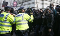 英国学生的示威发生冲突