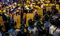 中国香港警方展开清除旺角街道障碍物行动 