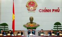 越南政府坚持实现稳定宏观经济，解决生产经营困难的目标