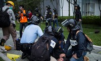 中国香港特首呼吁示威者停止反政府行动