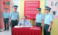 越南祖国阵线中央委员会主席阮善仁视察空军军官学校