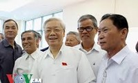 越共中央总书记阮富仲与河内选民接触